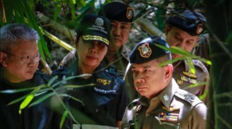 Die Polizei sichert weitere Spuren auf der Kautschukplantage in Sangkhla Buri und treibt die Ermittlungen im Fall der getöteten Siebenjährigen voran. Foto: Royal Thai Police