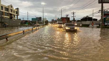 Starke Regenfälle setzen die Sukhumvit Road in Pattaya unter Wasser und führen im morgendlichen Berufsverkehr zu erheblichen Behinderungen. Bild: Direct Line to Mayor Beer Pattaya