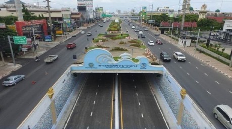 Die Reinigungsarbeiten finden in der Unterführung der Sukhumvit Road im Bereich der Pattaya Klang Road statt. Bild: PR Pattaya