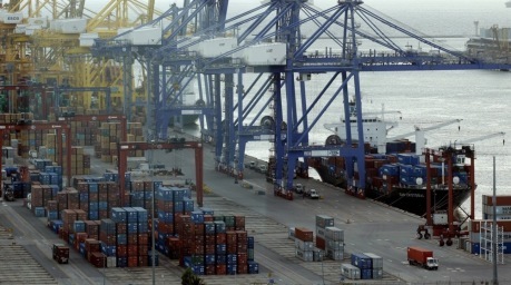 Container im Hafen von Laem Chabang: Neue US-Zölle könnten die thailändische Exportwirtschaft in der zweiten Jahreshälfte belasten. Foto: epa/Rungroj Yongrit