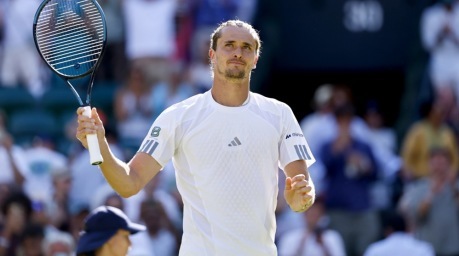 Alexander Zverev bejubelt seinen Zweitrundensieg bei den Wimbledon Championships in London. Foto: epa/Tolga Akmen