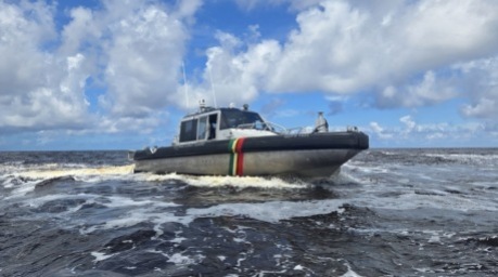 Ein Schiff fährt vor Charity in Guyana, während die Suche nach Vermissten nach dem Untergang der Fähre MV Barima mit zahlreichen Todesopfern andauert. Foto: EPA/Nazima Raghubir