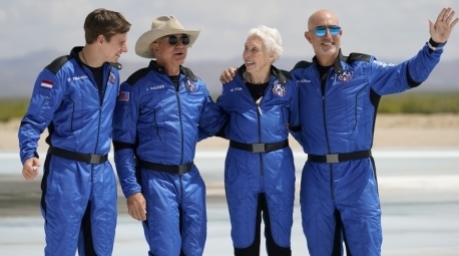 Oliver Daemen, Jeff Bezos, Wally Funk und Mark Bezos posieren nach der Landung ihres Blue-Origin-Flugs in Texas. Foto: AP/dpa/tony Gutierrez