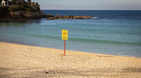 Am Coogee Beach ist ein Schild mit der Aufschrift «Beach Closed» aufgestellt, nachdem eine Frau bei einem Hai-Angriff in kritischen Zustand geraten war. Foto: Nadir Kinani/Aap/dpa