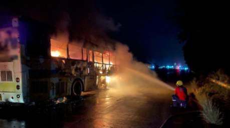 Das Feuer breitete sich innerhalb kurzer Zeit auf den gesamten Reisebus aus. Bild: JS100 Radio