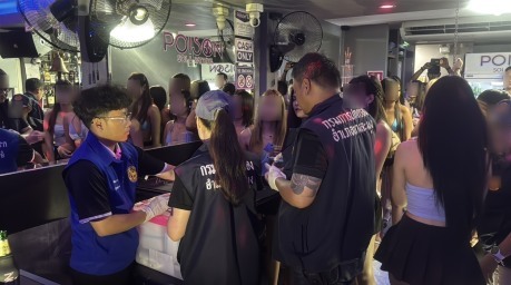 Beamte der Bezirksverwaltung führen im Poison Soi 6 Pattaya stichprobenartige Drogentests bei den Beschäftigten durch. Bild: TMN.TV