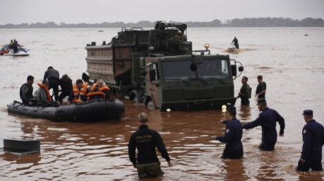 rasilianische Soldaten und Bundespolizisten evakuieren Bewohner aus einem von schweren Regenfällen überfluteten Gebiet. Foto: Carlos Macedo/Ap/dpa