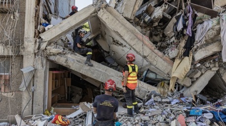 ID: 14109568Französische Rettungskräfte suchen in einem erdbebenbeschädigten Gebäude in Catia la Mar nach Überlebenden. Foto: epa/Henry Chirinos