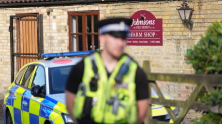 Polizei bei „Johnson’s of Old Hurst“ in Huntingdonshire, wo ein Mann wegen des Verdachts auf versuchten Mord festgenommen wurde, nachdem ein dreijähriger Junge im Zoo in ein Krokodilgehege gelangt war. Foto: Joe Giddens/Pa Wire/dpa