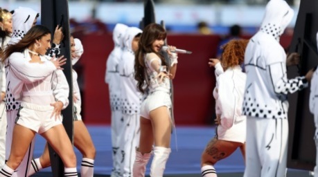 LISA tritt bei der Eröffnungszeremonie der Fußball-WM 2026 im SoFi Stadium in Los Angeles gemeinsam mit Tänzern auf. Foto: epa/Christopher Torres