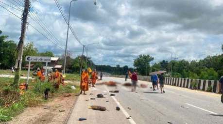 Ein Pick-up erfasste im Nordosten Thailands eine buddhistische Mönchsprozession. Bei dem schweren Unfall kamen acht Mönche ums Leben, 13 weitere wurden verletzt. Bild: JS100 Radio