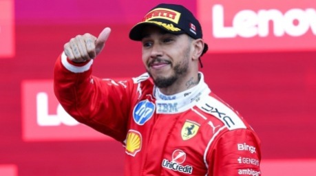 Ferrari-Pilot Lewis Hamilton feiert nach seinem zweiten Platz beim Großen Preis von Kanada in Montreal. Foto: epa/Cristobal Herrera-ulashkevich