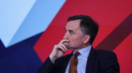 Der polnische PiS-Politiker Zbigniew Ziobro nimmt auf dem Programmparteitag der Partei Recht und Gerechtigkeit in Katowice an einer Debatte teil. Foto: EPA/Art Service