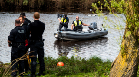 Ein Sonarboot der Polizei fährt während der Suche nach Arian am 29. April auf der Oste. Foto: Daniel Bockwoldt/dpa