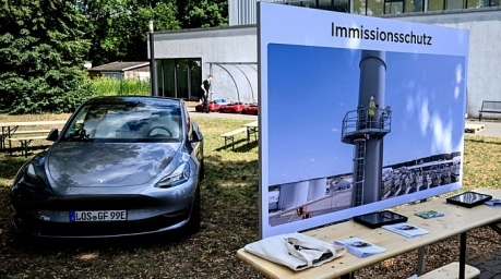 Tesla-Autos und Banner während der Werbeveranstaltung für die Tesla Gigafactory. Archivfoto: EPA-EFE/FILIP SINGER