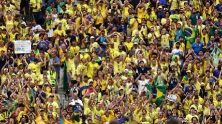 Brasilianische Fans feiern in Houston den 2:1-Sieg ihrer Mannschaft gegen Japan und den Einzug ins Achtelfinale der WM 2026. Foto: Christopher Neundorf/epa/dpa
