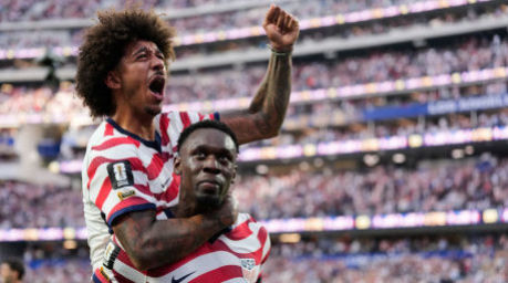 WM, Vorrunde, Gruppe D, 1. Spieltag, USA - Paraguay. Der US-Amerikaner Folarin Balogun (20) feiert gemeinsam mit seinem Teamkollegen Chris Richards das dritte Tor seiner Mannschaft: Foto: Andre Penner/Ap/dpa