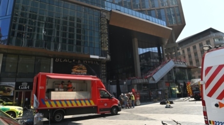 Rettungskräfte stehen vor dem OXY-Gebäude am Place De Brouckere. Bei einem Gebäudebrand sind nach übereinstimmenden Medienberichten mehrere Menschen gestorben. Foto: Emile Windal/Belga/dpa