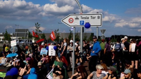 Umwelt-Aktivisten protestieren gegen die Erweiterung der Gigafactory von Tesla in der Nähe von Berlin. Foto: epa/Filip Singer