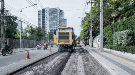 Die alte Asphaltdecke der Pattaya Second Road wird abschnittsweise abgefräst und anschließend vollständig erneuert. Bild: TMN.TV
