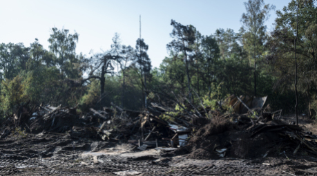 Nach dem Großbrand der ehemaligen Westernstadt „Foxville Ranch“ nahe dem Nürnberger Messegelände laufen die Aufräumarbeiten. Foto: dvo/dpa