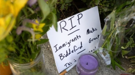 Ein provisorischer Gedenkort erinnert in Biddeford im US-Bundesstaat Maine an einen bei einem Einsatz der Einwanderungsbehörde ICE getöteten Mann. Foto: Troy R. Bennett/epa