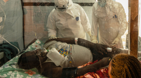 Medizinisches Personal behandelt einen Ebola-Patienten im Behandlungszentrum Rwampara in der Demokratischen Republik Kongo. Foto: AP/dpa/moses Sawasawa