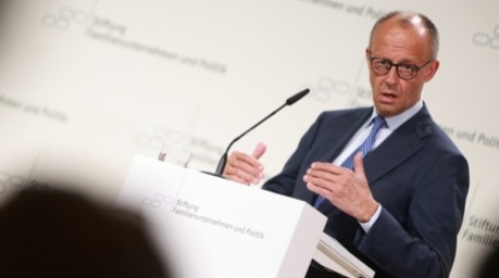 Bundeskanzler Friedrich Merz spricht beim Tag des Familienunternehmens in Berlin, einer wichtigen wirtschaftspolitischen Konferenz der Stiftung Familienunternehmen. Foto: Clemens Bilan/epa/dpa.