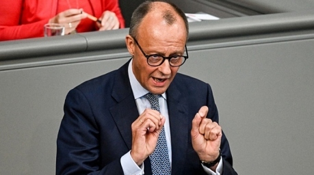 Bundeskanzler Friedrich Merz spricht während einer Sitzung des Deutschen Bundestages in Berlin. Foto: EPA-EFE/Filip Singer