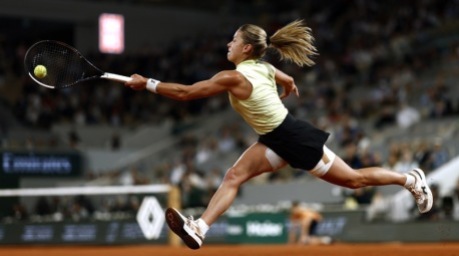 Maja Chwalińska schlägt im Halbfinale der French Open in Paris gegen die Russin Diana Shnaider auf. Foto: epa/Yoan Valat