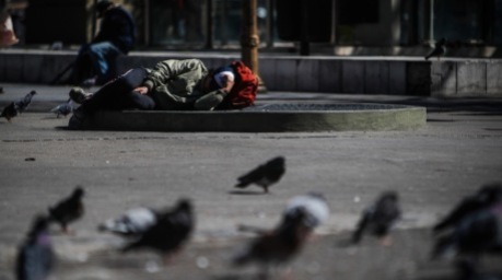 Ein Wohnungsloser schläft auf einem Platz in Buenos Aires. Archivfoto: epa/Juan Ignacio Roncoroni