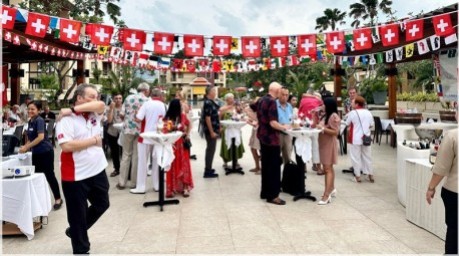 Die Bundesfeier der Swiss Society Phuket bringt Schweizerinnen, Schweizer und Freunde der Eidgenossenschaft zu einem geselligen Abend im Mövenpick Laguna Bangtao zusammen. Bild: SSP