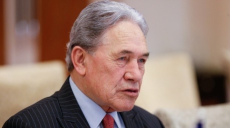 Neuseelands Außenminister Winston Peters spricht während seines offiziellen Besuchs in Hanoi mit Vietnams Außenminister. Foto: epa/Luong Thai Linh