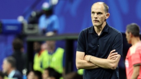 Englands Nationaltrainer Thomas Tuchel verfolgt das WM-Halbfinale gegen Argentinien in Atlanta von der Seitenlinie. Foto: Ronald Wittek/epa