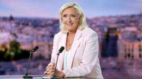 Marine Le Pen posiert vor einem Interview mit dem französischen Sender TF1 nach dem Urteil in ihrem Berufungsprozess wegen veruntreuter EU-Gelder. Foto: EPA/Christian Hartmann/pool