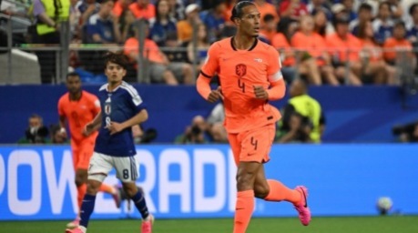 Fußball an der Ecke eines Fußballfeldes. Foto: Adobe Stock/Billion