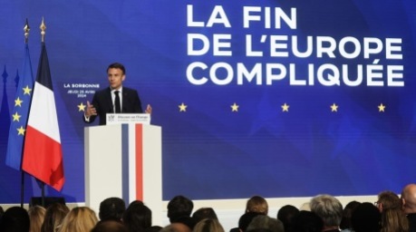 Der französische Präsident Emmanuel Macron hält an der Sorbonne-Universität in Paris eine Rede über die Zukunft Europas. Foto: epa/Christophe Petit Tesson / Pool