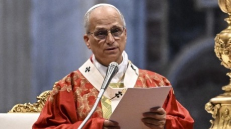 Papst Leo XIV., zuvor Kardinal Robert Francis Prevost aus den USA, segnet die Gläubigen von der Loggia des Petersdoms. Foto: epa/Fabio Frustaci