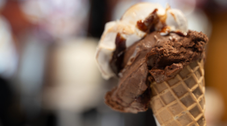 Zwei Kugeln Eis in einer Waffel stehen auf einer Eistheke. (zu dpa: «Zwei Eis (plus Extras) in Rom: 44 Euro») Foto: Markus Lenhardt/dpa