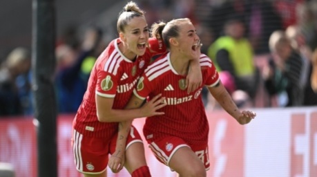 Giulia Gwinn und Georgia Stanway vom FC Bayern München jubeln im DFB-Pokalfinale der Frauen nach dem Führungstreffer gegen den VfL Wolfsburg. Foto: Fabian Strauch/dpa