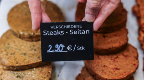 Steaks» aus Seitan liegen in der Veganen Metzgerei in der Auslage. Seitan besteht hauptsächlich aus Weizen-Eiweiß. Foto: Oliver Berg/dpa