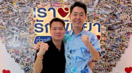 Der designierte stellvertretende Bürgermeister Damrongkieat Pinijkarn (l.) und der wiedergewählte Bürgermeister Poramet Ngampichet (r.) nach Bekanntwerden der inoffiziellen Wahlergebnisse in Pattaya. Bild: Damrongkieat Pinijkarn