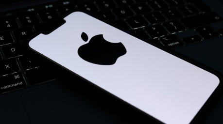 Das Logo von Apple ist auf einem Smartphone zu sehen. Mehrere führende KI- und Technologieunternehmen bereiten einen Börsengang vor. Foto: epa/Adam Vaughan
