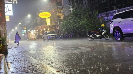 Dichte Regenwolken und kräftige Niederschläge prägen in den kommenden Tagen vielerorts das Wetter in Thailand. Das Wetteramt warnt vor Überschwemmungen, Sturzfluten und rauer See. Foto: Jahner