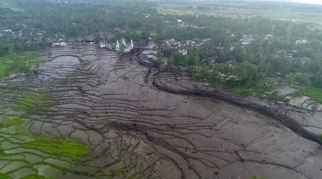 Die Nationale Behörde für Katastrophenmanagement (BNPB) zeigt einen Überblick über das von Sturzfluten betroffene Gebiet in Tanah Datar, West-Sumatra. Foto: epa/Bnpb