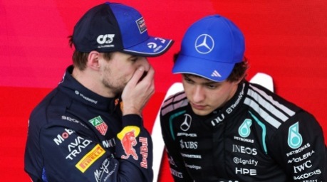 Red-Bull-Pilot Max Verstappen spricht nach dem Großen Preis von Kanada mit Mercedes-Rennsieger Kimi Antonelli. Foto: EPA/Cristobal Herrera-ulashkevich
