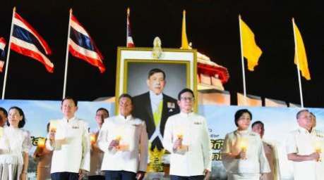 Vertreter aus Politik, Verwaltung und Gesellschaft nehmen an der feierlichen Kerzenzeremonie zu Ehren des Königs im Mahakan-Fort-Park in Bangkok teil. Bild: Bangkok Metropolitan Administration (BMA)