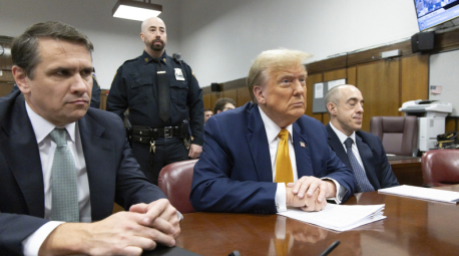 Donald Trump (M), ehemaliger Präsident der USA, sitzt mit seinen Anwälten Todd Blanche (l), und Emil Bove (r) vor dem Strafgericht in Manhattan. Foto: Justin Lane/Pool epa/ap/dpa