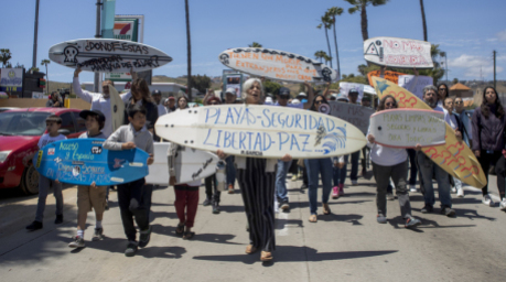 Einheimische protestieren gegen das Verschwinden von drei ausländischen Surfern. Foto: Karen Castaneda/Ap/dpa