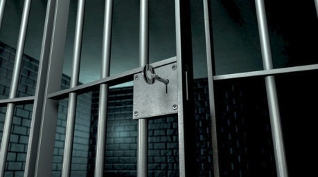 Eine geöffnete Gefängniszelle mit Eisenstangen. Foto: Adobe/Alswart